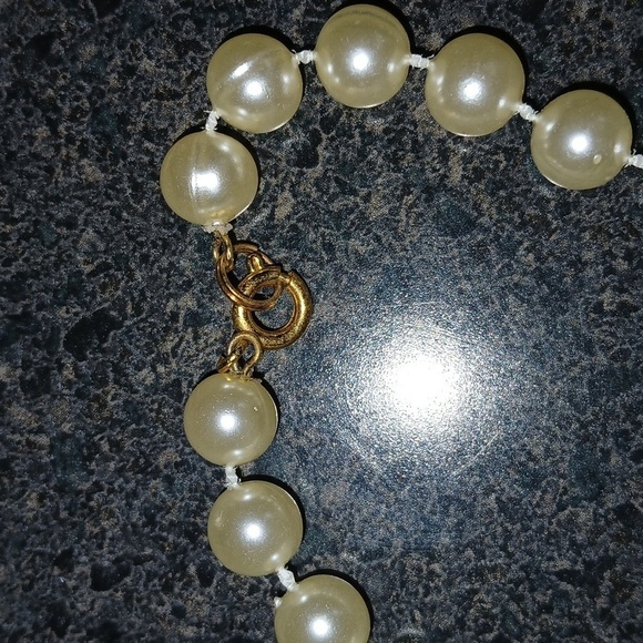 faux pearl bracelet and Necklace matching set with golden clasps - Picture 5 of 6
